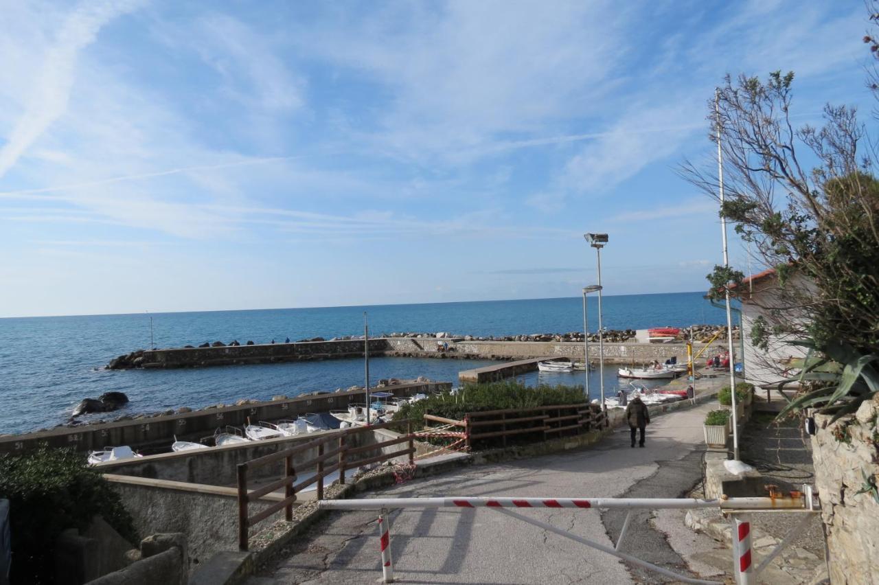 Bellavista Beachfront Apartments Quercianella Eksteriør bilde