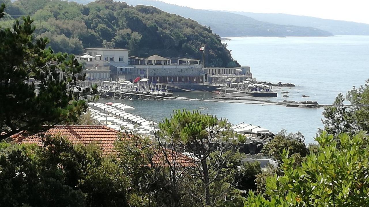 Bellavista Beachfront Apartments Quercianella Eksteriør bilde